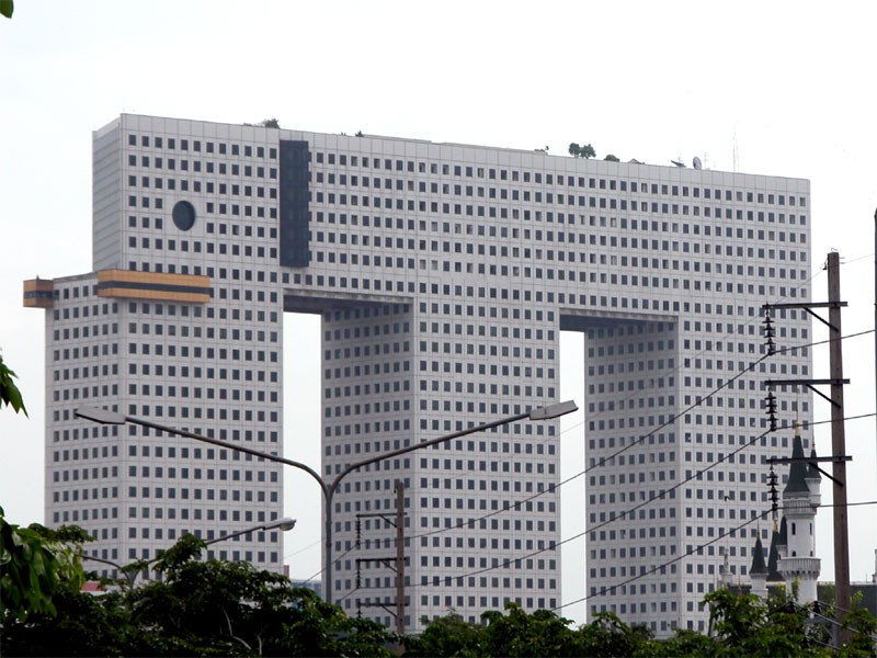 Elephant Building ở Bangkok, Thái Lan, được xây dựng năm 1997 có hình dáng giống một chú voi. Tòa nhà từng được xếp hạng 4 trong “Top 20 tòa nhà chọc trời mang tính biểu tượng đẹp nhất” do CNN bình chọn năm 2011.