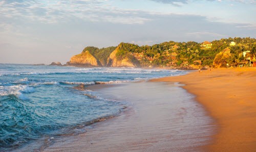 1. Playa Zipolite, Mexico Nhiều du khách cảm thấy ngạc nhiên khi biết địa điểm này được gọi là “ bãi biển tử thần”. Những con sóng lớn và dòng hải lưu nguy hiểm đã khiến nhiều người mất mạng tại bãi biển này.