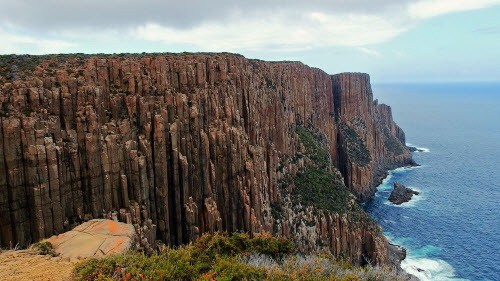 Các nhà địa chất học gọi cấu trúc  cột đá kỳ lạ ở bờ biển phía nam bang Tasmania là các đolerit với hình dạng thon dài và có 6 cạnh.