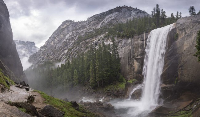 Hơi nước bốc lên từ  thác nước Vernal trong vườn quốc gia Yosemite, bang California.