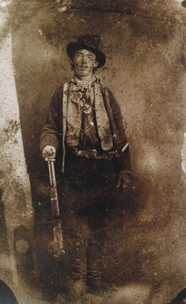 Bức ảnh chụp toàn thân của Billy the Kid (biệt danh của Henry McCarty), kẻ sống ngoài vòng pháp luật ở Mỹ. Trong 21 năm sống trên đời, Billy the Kid đã giết tổng 21 người.