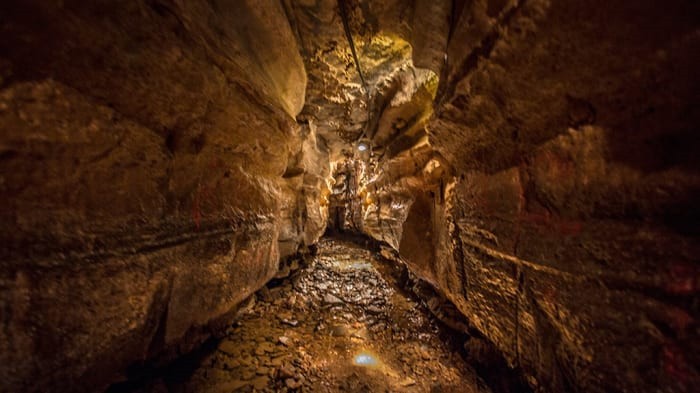 Hang Bell Witch, Tennessee, Mỹ: Nơi này đáng sợ đến mức tổng thống Mỹ cũng phải bỏ chạy. Cố tổng thống Andrew Jackson nghe nói tới hang động ma ám ở Tennessee và sau một đêm ngủ ở đây, ông thề không bao giờ quay trở lại. Tương truyền, vùng này có một phù thủy đã giết địa chủ John Bell và hủy hoại cuộc đời con gái ông. Sau đó, bà ta vẫn ám hang động nằm trên khu đất đó. Nhiều người báo cáo đã gặp những sự kiện siêu nhiên ở  địa danh thu hút du khách này. Ảnh: Historyhole.