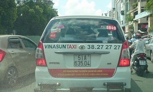 Vinasun dán băng rôn trên taxi phản đối Grab và Uber