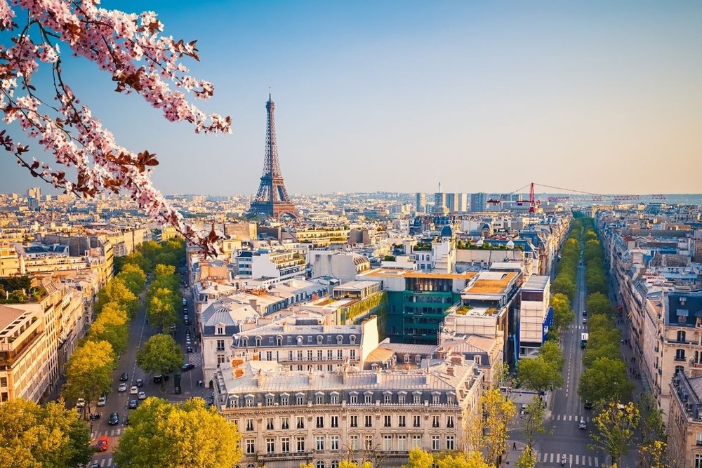  “Bà đầm sắt” chính là biệt danh được đặt cho tòa tháp Eiffel kỳ vĩ ở nước Pháp. Theo sách Khám phá quốc kỳ trên thế giới, người dân Paris quen gọi tháp Eiffel với cái tên thân thương là La Dame de fer (bà đầm sắt). Khi mới xây dựng, tháp Eiffel chính là công trình cao nhất thế giới trong 40 năm liền.