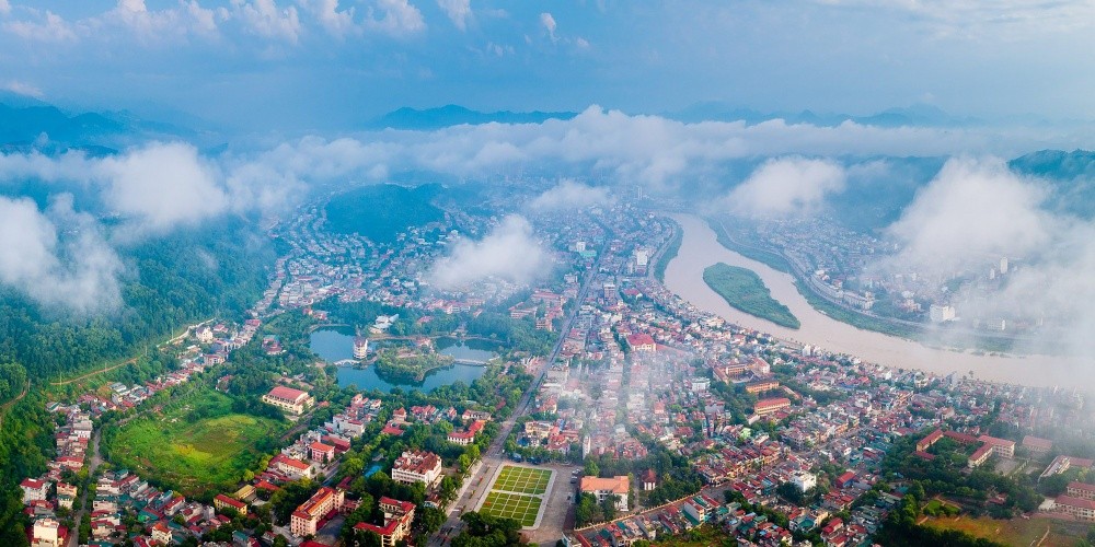 Sa Pa, Bắc Hà, Bát Xát, Si Ma Cai… là những địa danh nổi tiếng của  tỉnh Lào Cai. Tuy nhiên, ít ai biết, Bát Xát gọi đúng từ, đúng âm là “Pạc srạt”; Sa Pa tiếng quan thoại gọi là Sa - Pả; Si Ma Cai theo âm tiếng Hmông là Xênh Mùa Ca … Không chỉ tên gọi, những vùng đất này còn gắn với những câu chuyện, những nét văn hóa đặc sắc.