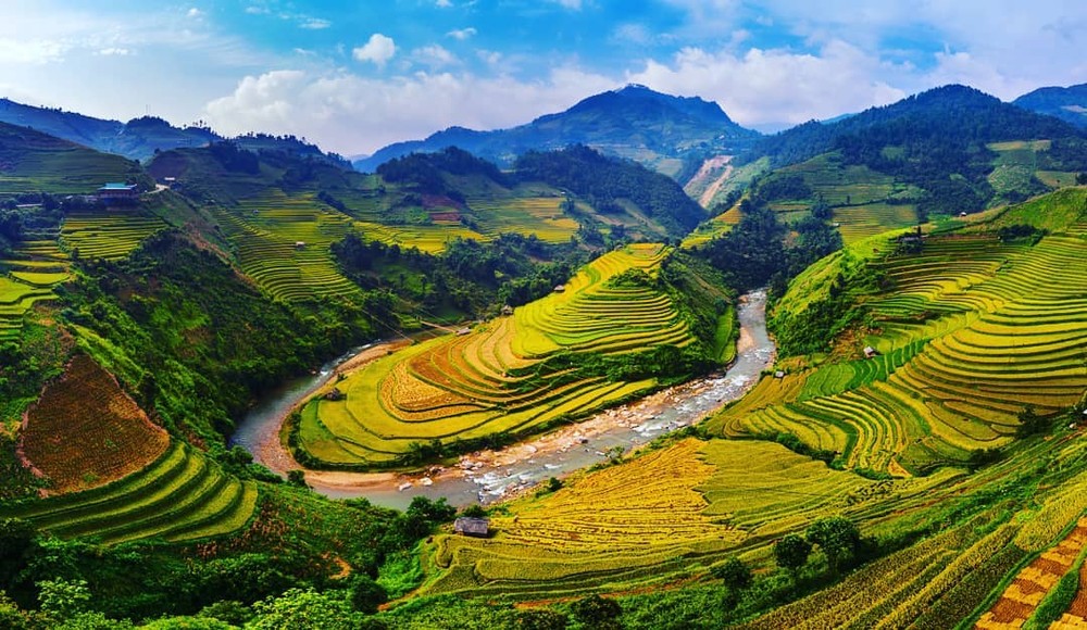  Mù Cang Chải là huyện vùng cao phía Tây của tỉnh Yên Bái, cách trung tâm thành phố Yên Bái 180km. Vùng đất này nằm dưới chân của dãy núi Hoàng Liên Sơn, ở độ cao trên 2.000m so với mặt biển.