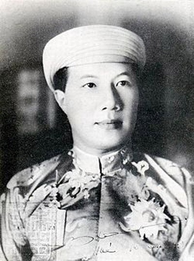  Hoàng đế Bảo Đại (1913 - 1997), tên thật là Nguyễn Phúc Vĩnh Thuỵ là vị Hoàng đế cuối cùng của nhà Nguyễn và của chế độ quân chủ tại Việt Nam.    