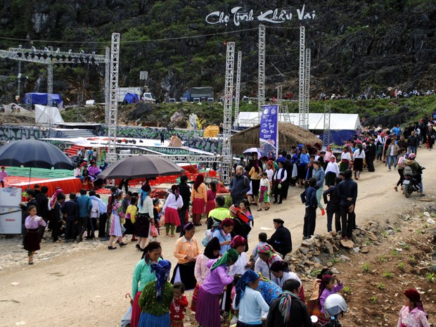 Chợ tình Khâu Vai, Hà Giang: Chợ tình Khâu Vai tổ chức mỗi năm một lần vào 27/3 âm lịch. Mặc những con đường dốc ngoằn nghèo, mặc núi đá tai mèo lởm chởm, ở khắp nơi, người dân lại tìm đến chợ, để tìm về một cuộc tình vẫn còn dang dở.