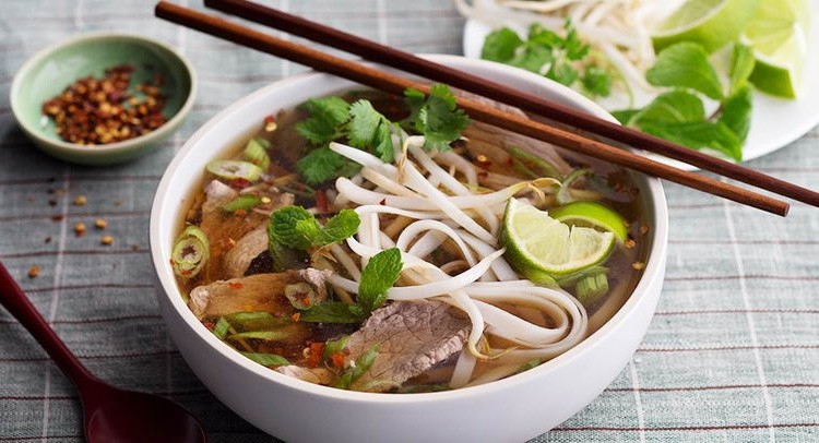 Phở: Món phở độc nhất vô nhị của Việt Nam vô cùng được yêu thích trong mắt bạn bè quốc tế. Với bát nước hầm nóng hổi kèm thịt (bò, gà...) ăn kèm với rau thơm, phở đã trở thành món ăn trứ danh.