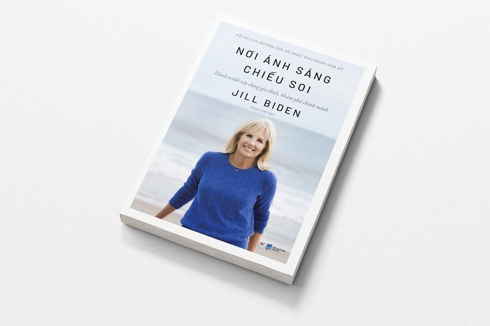 " Nơi ánh sáng chiếu soi" là tên cuốn hồi ký hấp dẫn về cuộc đời của TS. Jill Biden- đương kim đệ nhất phu nhân Mỹ.   