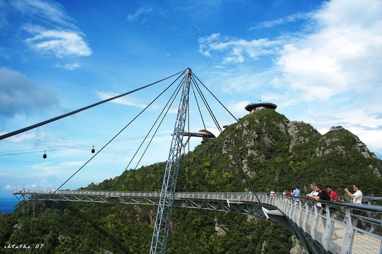 Cầu treo Langkawi Sky dài 125 m, cao gần 700 m so với mặt nước biển. Cầu nằm trên đỉnh núi Gunung Mat Chinchang ở đảo Pulau Langkawi, thuộc quần đảo Langkawi, bang Kedah, Malaysia.