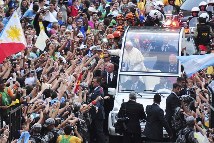 Hàng triệu tín đồ Brazil phấn khích trước chuyến thăm của Đức giáo hoàng Francis tới Rio de Janeiro để tham dự Ngày Thanh Niên Thế Giới của Giáo hội Công giáo.