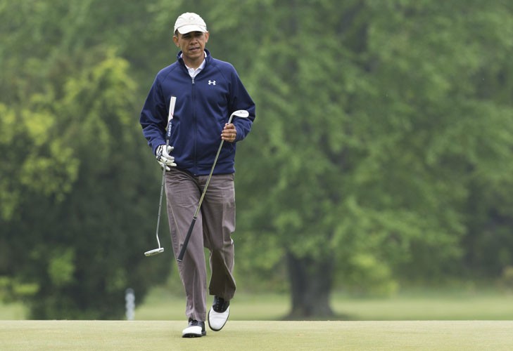 Tổng thống Obama đón sinh nhật lần thứ 52 bằng một buổi chơi golf thả phanh với những người bạn thời thơ ấu ở Hawaii và Chicago như Bobby Titcomb, Marty Nesbitt, Eric Whitaker cũng như các Trợ lý Nhà Trắng thân cận như Reggie Love, Marvin Nicholson, Sam Kass...