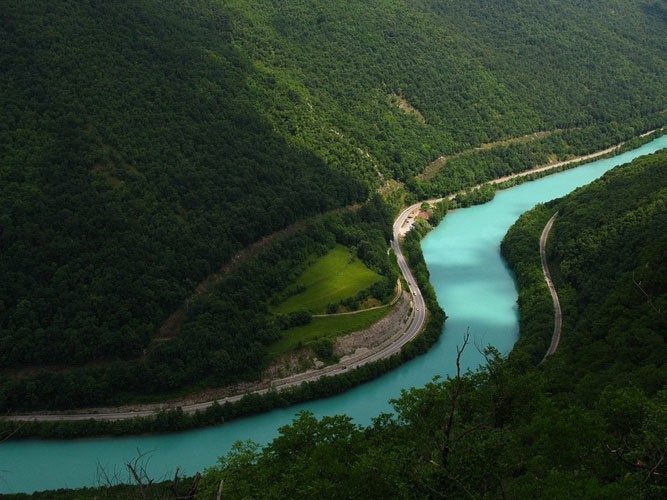 Sông Soca chảy qua Tây Slovenia và Đông Bắc Italy như dải lụa xanh mềm mại vắt qua thung lũng đẹp và hoang sơ bậc nhất châu Âu.