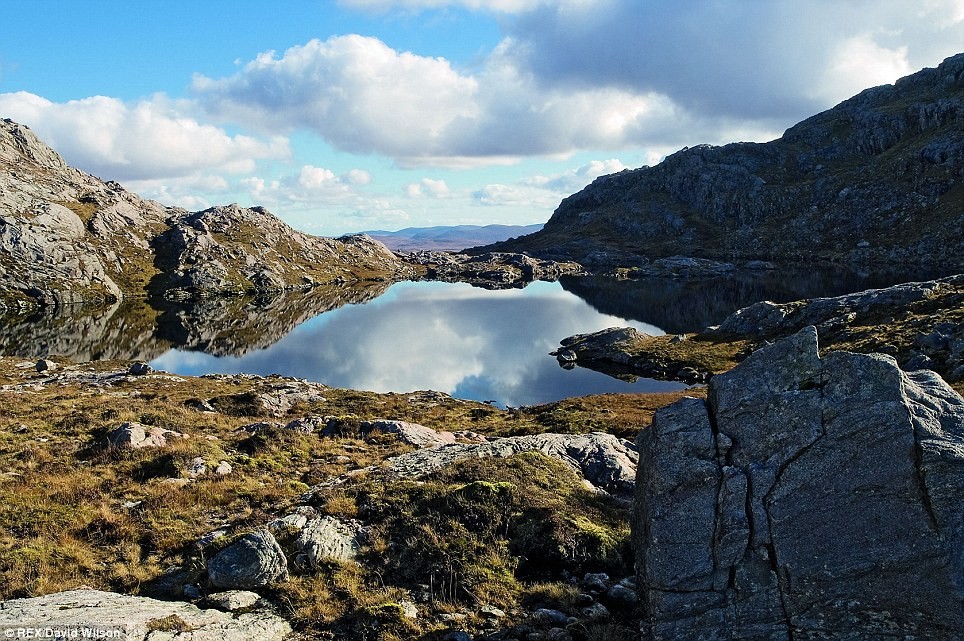 Cuốn sách ảnh mới mang tên Hebrides với những tác phẩm tuyệt đẹp của nhiếp ảnh gia David Wilson, từng làm việc cho BBC, dựng lên bức tranh sinh động về quần đảo Outer Hebrides, ngoài khơi bờ biển phía tây Scotland .