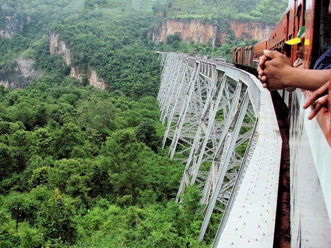 Cầu được người Anh xây dựng ở Nawnghkio, Myanmar vào đầu thế kỷ 20 khi nước này là thuộc địa của Anh.