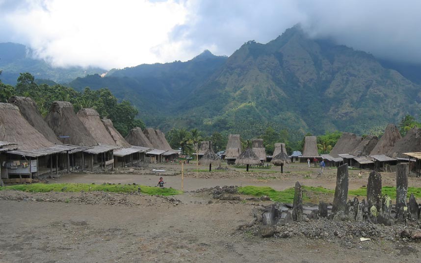 1. Làng Ngada trên đảo Flores: Những ngôi làng Ngada bao gồm Desa Guru Sina, Desa Langa, Desa Bela, and Desa Lina Tiwa trên đảo Flores của Indonesia nằm giữa 2 ngọn núi lửa Gunung Inerie and Gunung Deru trên những đảo xa xôi nhất của chuỗi đảo Flores nổi tiếng vì vẫn còn giữ được lối kiến trúc cổ bản địa bất chấp quá trình toàn cầu hóa mạnh mẽ trong thế kỷ 21.