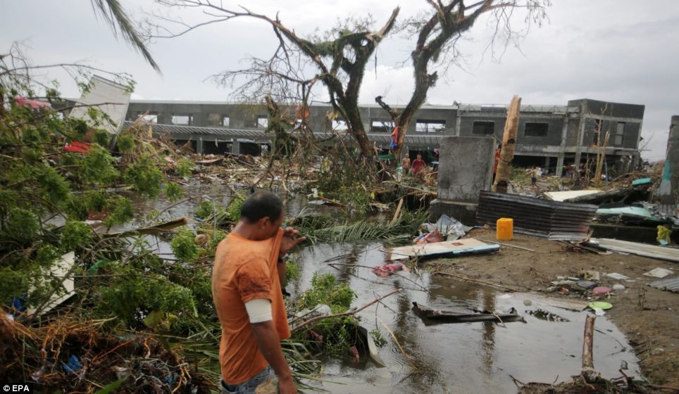 Siêu bão Haiyan được đánh giá là mạnh nhất năm 2013 và lịch sử đã để lại những hậu quả tồi tệ, nặng nề cho Philippines bao gồm, hàng trăm người chết và bị thương, hàng nghìn ngôi nhà bị phá hủy, đường phố chìm trong biển nước, mất điện diện rộng... Trong ảnh, một người đàn ông lấy áo lau nước mắt khi chứng kiến cảnh tượng tan hoang sau siêu bão.