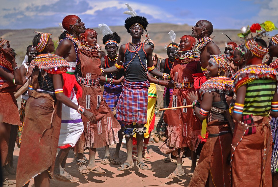 Các thành viên của bộ tộc Rendile và Turkana nhảy múa trong nhật thực toàn phần hiếm gặp ở bên trong Công viên quốc gia Sibiloi ở Turkana, Kenya ngày 3/11.