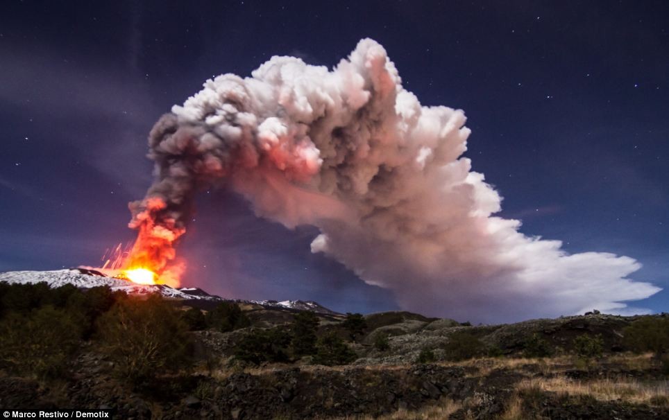 Khu vực nằm trong diện nguy hiểm nhất là đảo Sicilia của Italy. Hình ảnh núi lửa Etna phun trào được chụp từ Acireale, gần Cantania đêm qua.