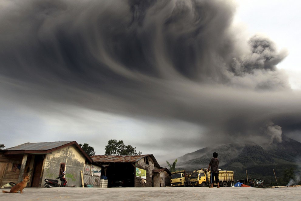 Cột tro bụi núi lửa Sinabung khủng khiếp được quan sát từ làng Sibintun ở huyện Karo, tỉnh Sinabung hôm qua ngày 18/11.