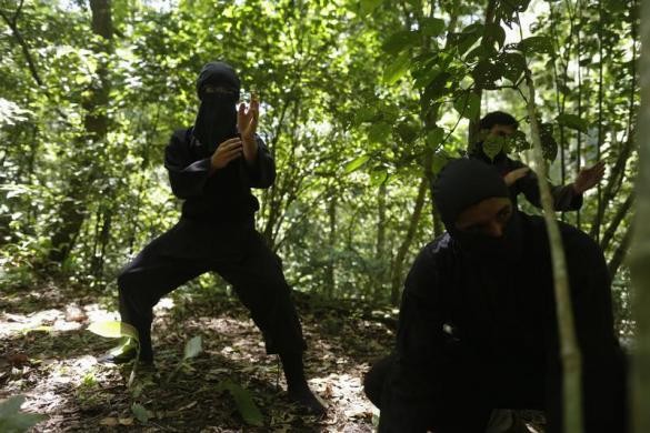 Những hình ảnh học viên ninja Brazil khổ luyện trong rừng được chụp ngày 20/11. Ninja là danh xưng để chỉ những cá nhân hay tổ chức đánh thuê chuyên hoạt động bí mật với các chiến thuật tác chiến độc đáo từng tồn tại trong lịch sử Nhật Bản.