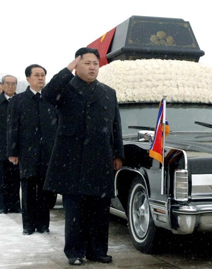 Nhà lãnh đạo Kim Jong-un lên nắm quyền lãnh đạo Triều Tiên tháng 12/2011 sau cái chết đột ngột của cha, cố lãnh đạo Kim Jong-il. Bức ảnh trên, ông Kim Jong-un nghiêm trang giơ tay chào bên linh cữu người cha quá cố.