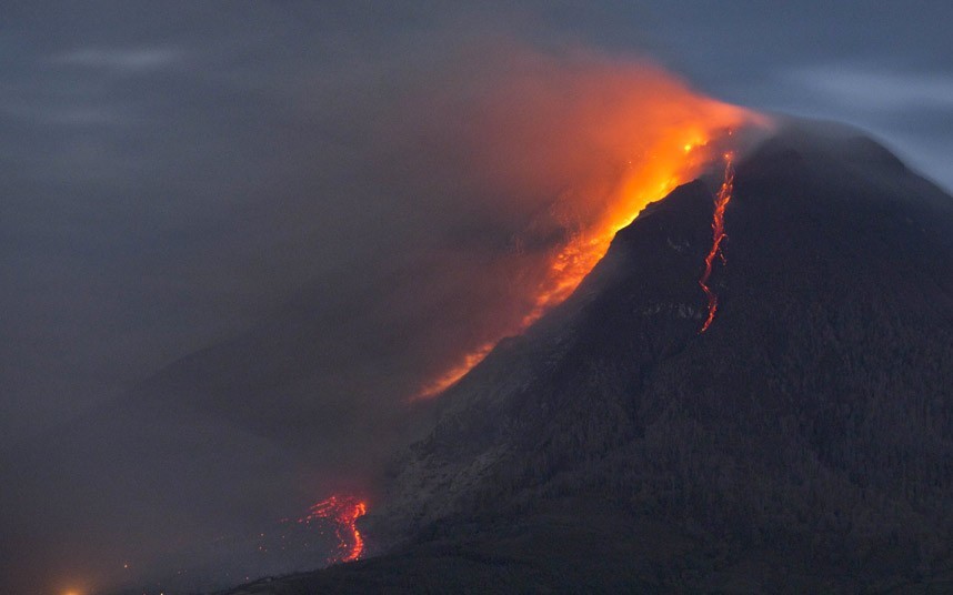 Giới chức Indonesia mở rộng vùng nguy hiểm quanh ngọn núi lửa Sinabung ở đảo Sumatra, phía tây nước này sau khi nó bất ngờ hoạt động mạnh mẽ hơn nhiều so với dự kiến.