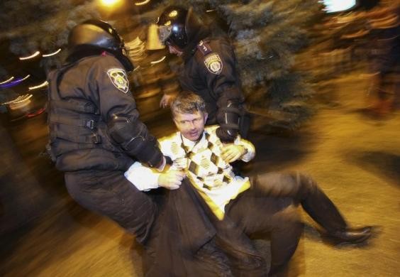 Tối qua 13/3, những người biểu tình thân Nga ở Donetsk tổ chức diễu hành tới Quảng trường Lenin trong khi tại đây đang diễn ra cuộc tuần hành của lực lượng đối lập muốn Ukraine gia nhập Liên minh châu Âu (EU) với khẩu hiệu “Vì một nước Ukraine thống nhất”. Ngay sau buổi tuần hành, đụng độ xảy ra giữa hai phe. Trong ảnh là cảnh sát Donetsk cố gắng kéo người biểu tình bị thương ra khỏi đám đông hỗn loạn.