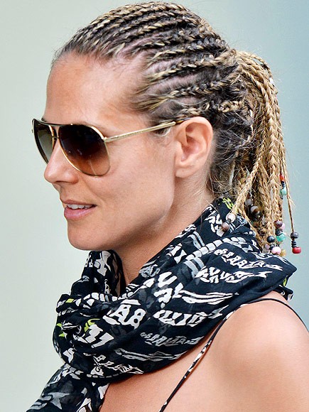 Siêu mẫu sexy Heidi Klum mê mẩn kiểu tóc tết cornrow, phong cách tết tóc thành nhiều bím nhỏ sát chân tóc của người châu Phi.