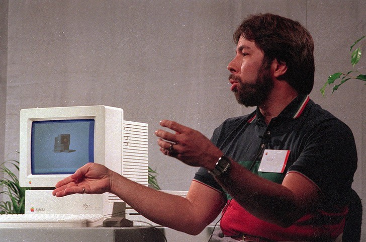 Chuyên gia công nghệ Steve Wozniak, người đồng sáng lập Apple. Ông từng có ý định chuyển sang làm việc cho HP, nhưng sau khi suy nghĩ kỹ càng, Steve Wozniak quyết định ở lại với “quả táo cắn dở”, và đó thực sự là quyết định đúng đắn.