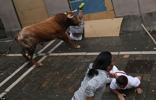 Tại lễ hội San Fermin của Tây Ban Nha, một con bò bất ngờ nổi điên lao đến tấn công 3 người đàn ông khiến những người tận mắt chứng kiến “dựng tóc gáy”.