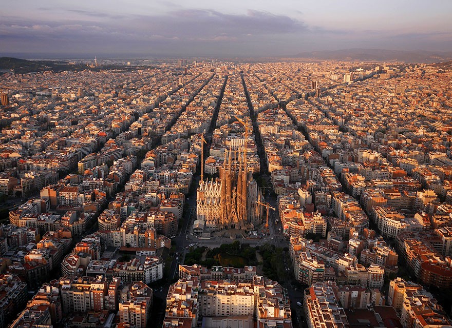  Ảnh chụp từ trên không cho thấy những khu nhà được quy hoạch gọn gàng xung quanh nhà thờ Sagrada Familia, Barcelona. Quận Eixample, thành phố Barcelona, Tây Ban Nha nổi tiếng với kiến trúc rất độc đáo của những tòa nhà bát giác, tuân thủ nghiêm ngặt yêu cầu về kích thước và chiều cao.