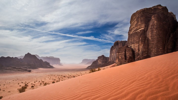 1.Wadi Rum, Jordan. Di sản thế giới được UNESCO công nhận ở miền Nam Jordan có cảnh quan thiên nhiên phong phú gồm các vách đá, hang động, hẻm núi hẹp, vòm tự nhiên và cát đỏ giống sao Hỏa,  địa điểm siêu thực như ở thế giới khác.