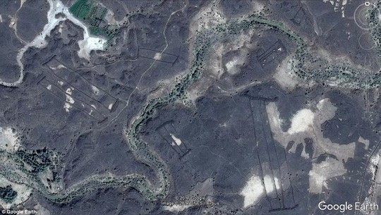 1. Di tích 7.000 năm được phát hiện nhờ… Google Earth.  Sau khi báo chí đưa tin về một quần thể kiến trúc kỳ lạ được thể hiện qua các hình ảnh Google Earth, chính phủ Ả Rập Saudi đã mời các nhà khảo cổ học chụp ảnh trên không và nghiên cứu về di tích này. Cụm kiến trúc bao gồm 400 cấu trúc có dạng cổng hoặc một căn phòng chữ nhật bằng đá, tường thấp hoặc không nóc. Chiều dài mỗi cấu trúc trúc khoảng 13-518 m, được cho là xây dựng với mục đích tôn giáo, nằm bên rìa núi lửa, lẫn trong những mảng nham thạch cổ xưa.        