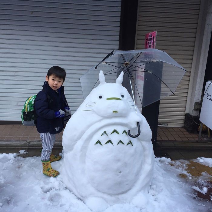 Tuyết rơi quá dày đang gây ra sự hỗn loạn tại Tokyo. Giao thông, đặc biệt là tàu điện ngầm đã tê liệt trước thời tiết. Nhiều người bị mắc kẹt tại các nhà ga do những chuyến tàu không thể hoạt động. Tại các sân bay, tình trạng tương tự cũng diễn ra khi khoảng 250 chuyến bay quốc tế đã bị hủy bỏ vì tuyết rơi. Ảnh: Chú mèo béo Totoro không thể đáng yêu hơn