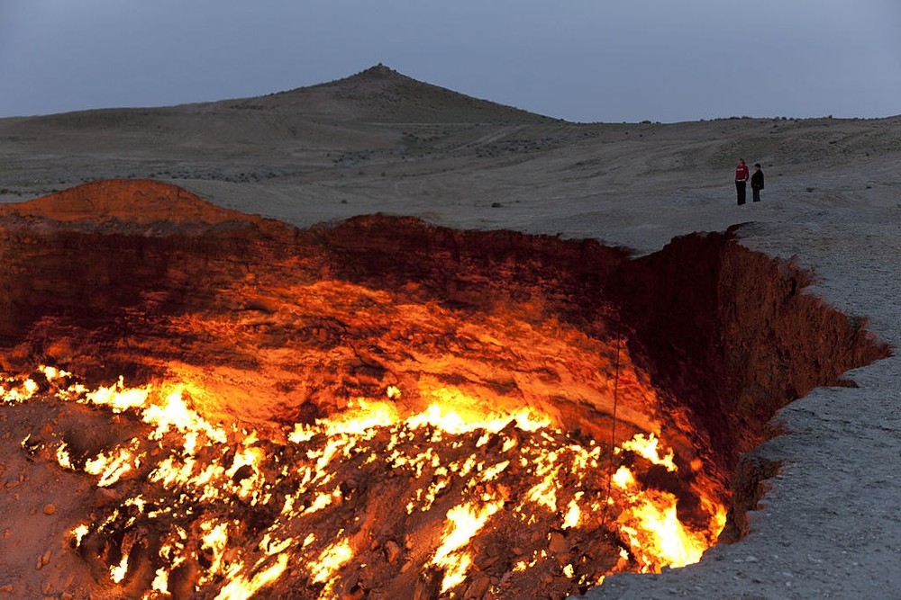 1. Cổng địa ngục, Turkmenistan: Ngày nay, người ta vẫn hay truyền tai nhau về “cánh cổng dẫn tới địa ngục” ở giữa lòng sa mạc Karakum, có tên gọi là Derweze hay Darvaza. Theo các nhà khoa học, những ngọn lửa “địa ngục” đỏ rực thực ra là khí gas cháy trong lòng hố rộng 60 m, sâu 20 m. Miệng hố khổng lồ là kết quả của một vụ tai nạn sau vụ thăm dò khí đốt những năm 1950. Lo sợ khí gas sẽ ảnh hưởng đến tính mạng, các nhà địa chất đã châm lửa đốt khí. Tuy nhiên, lửa vẫn cháy rực trong miệng hố trên tạo ra một khung cảnh siêu thực. Ảnh: Getty.