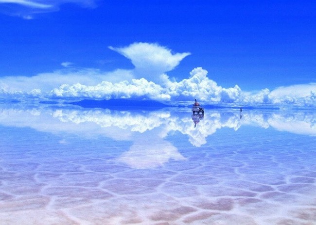 Salar De Uyuni: Đây là cánh đồng muối lớn nhất thế giới, khi màng nước mỏng tụ lại trên bề mặt, nó cũng là tấm gương tự nhiên khổng lồ. Cảnh tượng đẹp nhất của vùng đất kỳ lạ này là khi những đàn hồng hạc soi mình xuống dòng nước trong vắt.