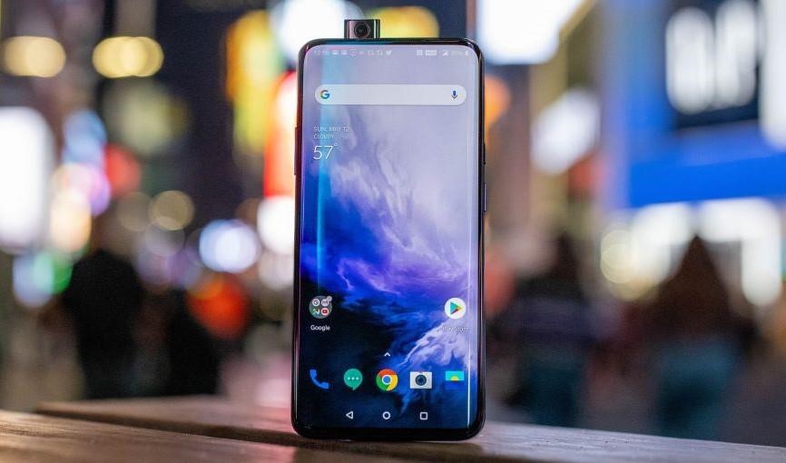 Thiết kế của  OnePlus 7 Pro khá giống mẫu Oppo F11 Pro với camera selfie trượt. Tuy nhiên, điểm cộng của OnePlus 7 đến từ viền màn hình được làm cong và mỏng hơn.