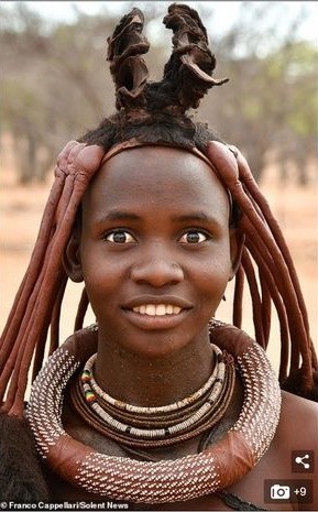  Bộ lạc Himba có lịch sử lâu đời nhất Namibia trong suốt nhiều thế hệ, do khan hiếm về nguồn nước và để chống chọi với khí hậu khắc nghiệt của vùng đất miền Nam châu Phi mà không mặc áo "bán nude". Bộ lạc Himba bán du mục đã tạo ra hỗn hợp nhão tên là Otjize, có nguồn gốc từ chất béo và bơ màu nâu đỏ để bôi lên, che chắn cho mái tóc và làn da của họ, bảo vệ chúng khỏi ánh nắng mặt trời và trông khỏe khoắn hơn.