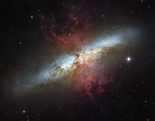 Messier 82: Được biết tới là M82,  thiên hà này sáng gấp 5 lần toàn bộ Dải Ngân hà do những ngôi trẻ sinh ra với tốc độ nhanh chóng và lớn gấp 10 lần các ngôi sao trong thiên hà của chúng ta. Qua thời gian những ngôi sao sẽ được tạo ra nhanh tới nỗi chúng sẽ "nuốt chửng" lẫn nhau.