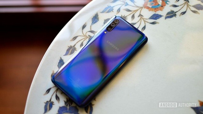 Samsung Galaxy A50 (5 triệu đồng) - Galaxy A50 sử dụng thiết kế Infinity-U với màn hình khuyết đỉnh hình giọt nước. Điểm cộng lớn nhất trên model này nằm ở màn hình hiển thị với tấm nền Super AMOLED, cho màu sắc rực rỡ, nịnh mắt, đáp ứng tốt nhu cầu xem video. Ngoài ra, đây cũng là mẫu điện thoại tầm trung đầu tiên của Samsung được tích hợp công nghệ quét vân tay dưới màn hình. Điểm hạn chế của smartphone dưới 5 triệu nằm ở bộ xử lý Exynos 9610 cho hiệu năng ở mức vừa phải, chỉ phù hợp chơi các tựa game nhẹ.