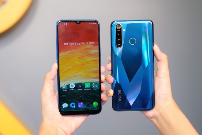 Realme 5 chính hãng đang được chào bán với giá 3,2 triệu đồng cho bản RAM 3 GB và bộ nhớ 64 GB. Thiết bị sở hữu màn hình hình 6,5 inch HD+, phần notch khá nhỏ chứa camera selfie 13 MP. Điểm nổi bật của  smartphone giá rẻ này đến từ viên pin có dung lượng 5.000 mAh. Bên cạnh đó, máy được trang bị 4 camera sau bao gồm 12 MP, 8 MP, 2 MP và 2 MP.