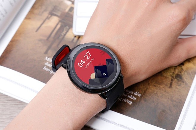 Xiaomi Amazfit Pace chính hãng đang được bán với giá 2 triệu đồng.  Smartwatch có thiết kế thời trang này có màn hình 1,34 inch, độ phân giải HD 320 x 300 pixel. Màn hình được làm từ chất liệu kính cường lực Gorilla Glass 3. Nhờ công nghệ cảm biến và phản xạ ánh sáng, độ sáng màn hình của đồng hồ luôn được điều chỉnh tương thích với môi trường xung quanh.