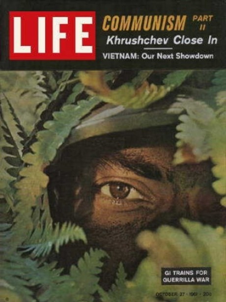 Theo tờ USAstruck, Chiến tranh Việt Nam là một trong những câu chuyện quan trọng mà tạp chí LIFE từng nhiều lần đưa lên trang bìa trong những năm 1960. Những bức ảnh này đã khám phá mọi khía cạnh của một trong những cuộc chiến được quan tâm nhất trong lịch sử. Ảnh: "Việt Nam - thử thách tiếp theo của chúng ta". Số ra ngày 27-10-1961.