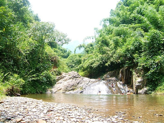  Suối Tiên: Suối Tiên bắt nguồn từ núi Nả, chảy qua các khe đá và trông như một dải lụa trắng bạc. Màu trắng của Suối Tiên hòa lẫn với màu xanh của mây trời và núi rừng tạo nên một cảnh trí sinh động làm xao xuyến lòng người. 