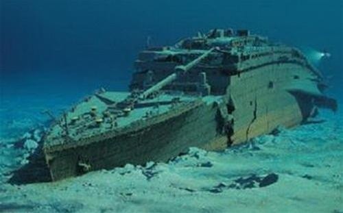 RMS Titanic là tàu chở khách lớn nhất chìm ở biển dù nó được mệnh danh là "không thể chìm". Trong hành trình đầu tiên và cũng là chuyến đi cuối cùng năm 1912, Titanic va phải tảng băng trôi khổng lồ khiến thân tàu thủng lỗ lớn.