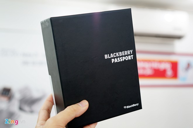 Đây là chiếc BlackBerry Passport xách tay đầu tiên về Việt Nam, ngay trong ngày hãng điện thoại Canada tổ chức họp báo ra mắt sản phẩm này ở Hà Nội.