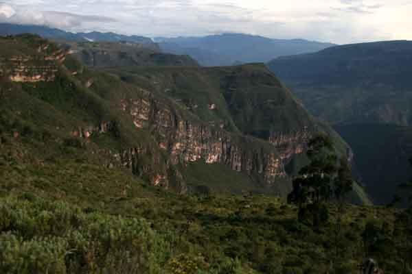 Ở Karajia, gần thành phố Chachapoyas, có những ngôi mộ rất ấn tượng.