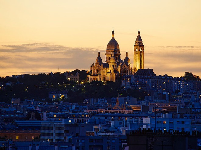 Đồi Montmartre “thần thánh”: là nơi tập trung của nhiều họa sĩ nổi tiếng, cộng với nhà thờ nhà thờ Sacré-Cœur, các con phố nhỏ, quán cà phê, nhà hàng... Montmartre còn được biết đến với cái tên “Ngọn đồi của những người tử vì đạo”, là một trong những địa điểm thu hút du khách nhất Paris. Tuy nhiên, ít ai biết nơi đây từng được tin là có nhiều đá thiêng, vì vậy người La Mã 2.000 năm trước đây từng đến đây lấy đá về xây đền thờ. Truyền thống này được duy trì qua nhiều thế kỷ.